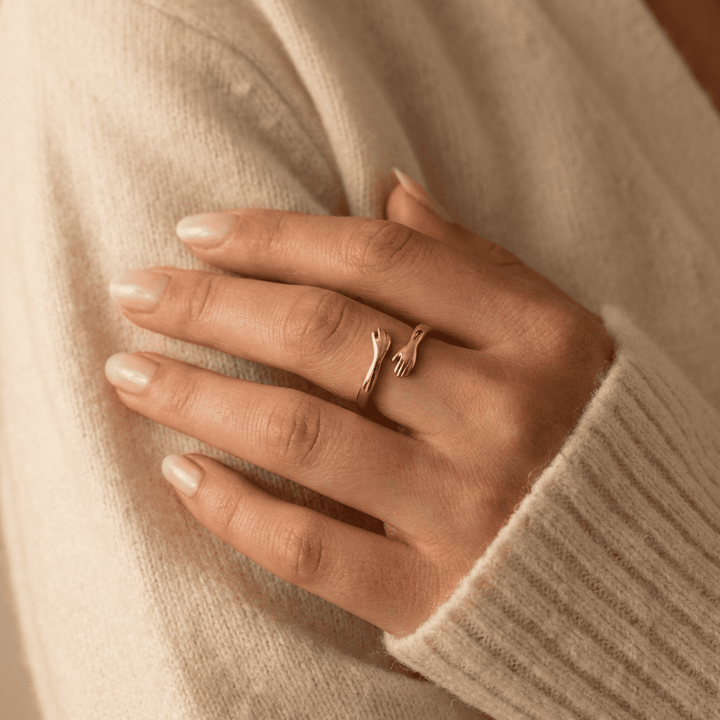 Maureen™ | Hug Hands Minimalist Ring